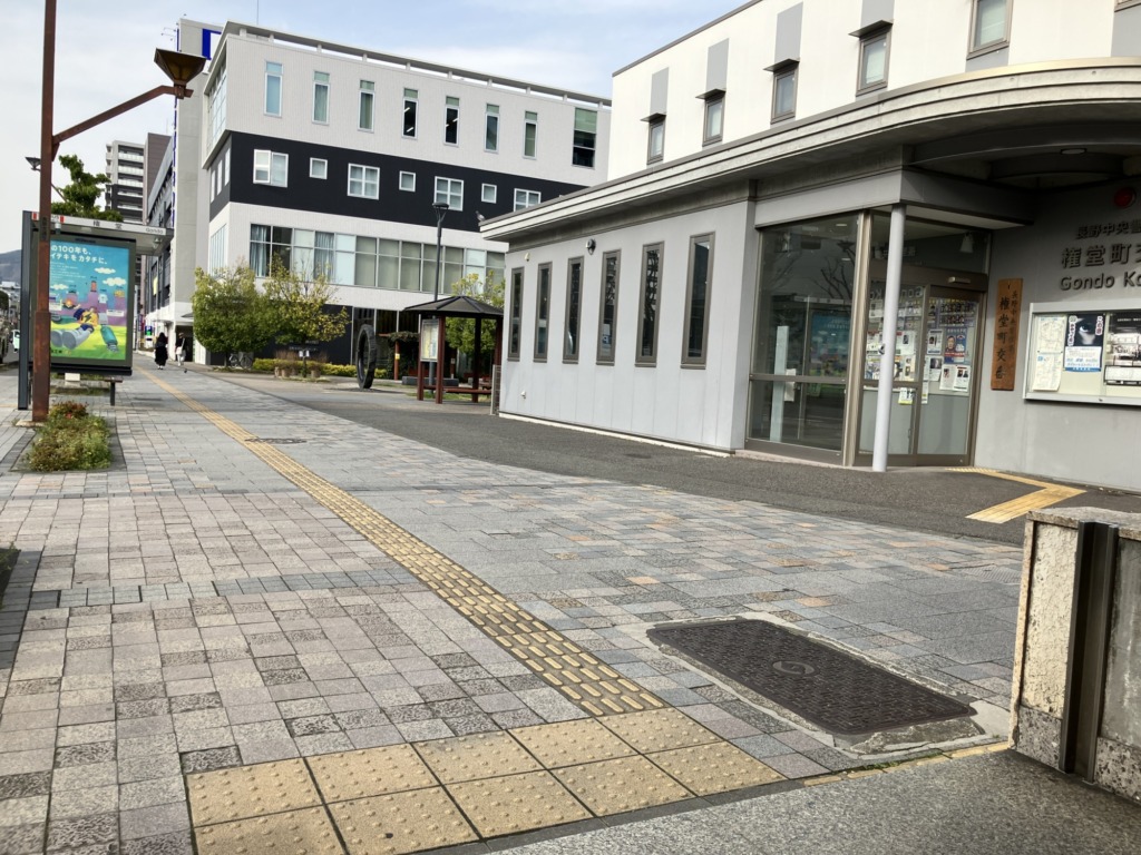 階段を上りましたら、そのまま直進してください。